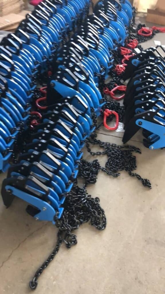 Concrete pipe lifting clamp